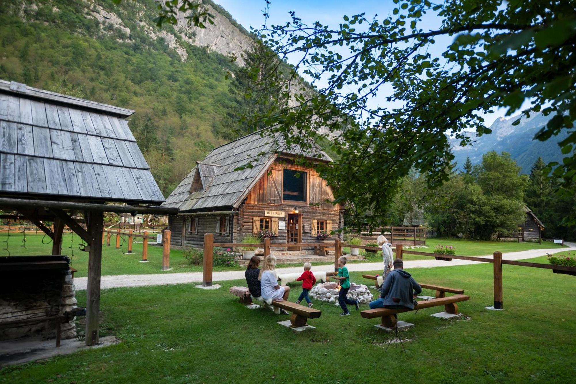 Pristava Lepena Village 外观 照片